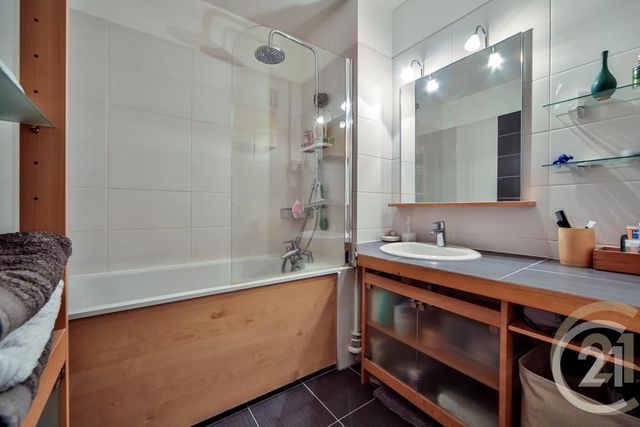 Appartement F5 à vendre - 5 pièces - 91.0 m2 - PARIS - 75019 - ILE-DE-FRANCE - Century 21 Bolivar Jourdain Appartement F5 à vendre - 5 pièces - 91.0 m2 - PARIS - 75019 - ILE-DE-FRANCE - Century 21 Bolivar Jourdain